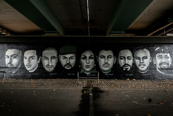 Graffiti zeigt die beim Anschlag in Hanau getöteten Menschen.