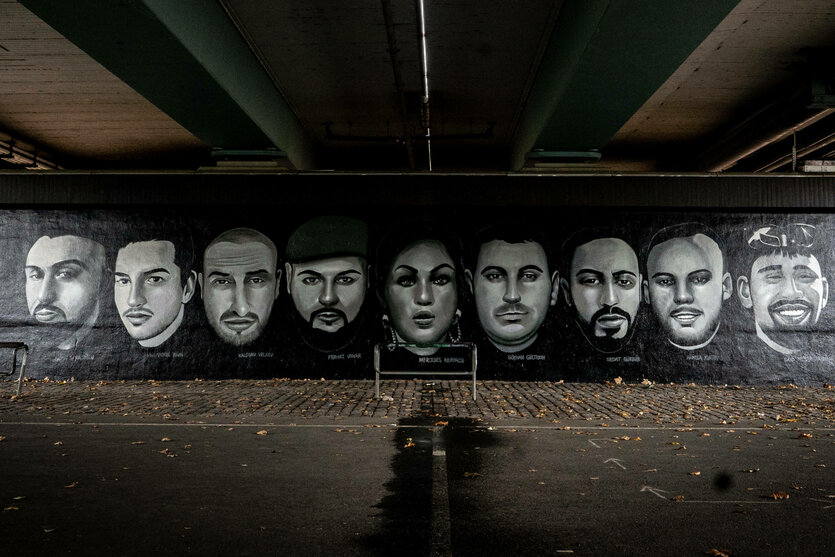 Graffiti zeigt die beim Anschlag in Hanau getöteten Menschen.