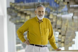 Ein Mann im gelben Hemd steht an einem Geländer