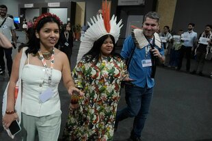 Die brasilianische Ministerin für Indigene Völker, Sonia Guajajara, läuft über Gänge des UN-Klimagipfels