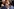 Marjorie Taylor Greene im US-Abgeordnetenhaus. Sie macht einen erbosten Gesichtsausdruck und zeigt mit dem Finger auf einen älteren Parlamentskollegen, der mit dem Rücken zur Kamera sitzt