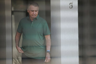 Brasiliens ehemaliger Präsident Jair Bolsonaro steht am Eingang seines Hauses