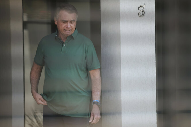 Brasiliens ehemaliger Präsident Jair Bolsonaro steht am Eingang seines Hauses
