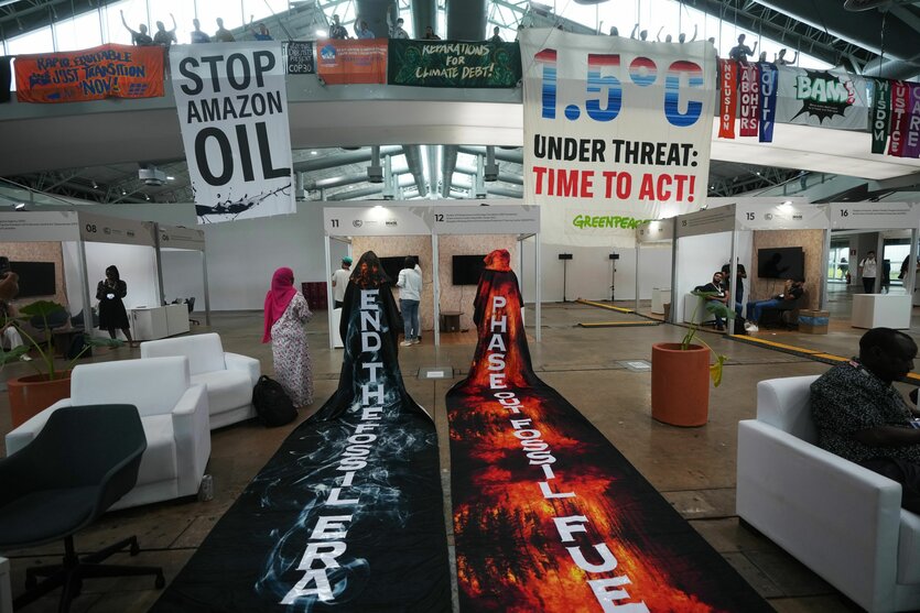 Aktivisten hängen Transparente auf, während sie an einer Demonstration während des UN-Klimagipfels teilnehmen