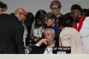 Andre Correa do Lago (M), Präsident der COP30, sitzt neben Mitarbeitern der UN, während einer Plenarsitzung auf dem UN-Klimagipfel COP30.