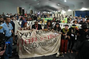Indigene Aktivisten nehmen an einem Protest auf dem UN-Klimagipfel COP30 teil