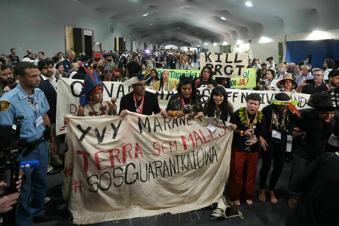 Indigene Aktivisten nehmen an einem Protest auf dem UN-Klimagipfel COP30 teil
