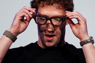 Mark Zuckerberg setzt seine Brille ab