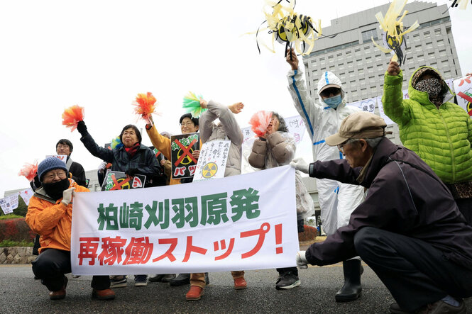 Demonstranten halten ein Plakat