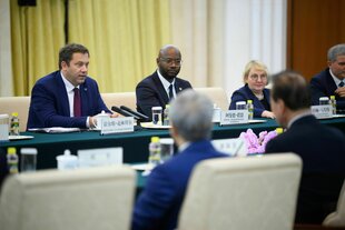 Finanzminister Lars Klingbeil sitzt mit dem stellv. SPD-Fraktionsvorsitzenden an einem Gesprächstisch