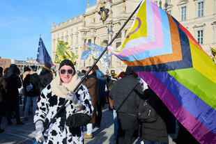 Andreas von Lebensort Vielfalt, ein Wohnprojekt der Schwulenberatung Berlin, nimmt mit einer LGBTQ+-Fahne auf der Demonstration «Berlin steht gegen die AfD – 100 Drag Queens für ein buntes Berlin» auf dem Schlossplatz teil