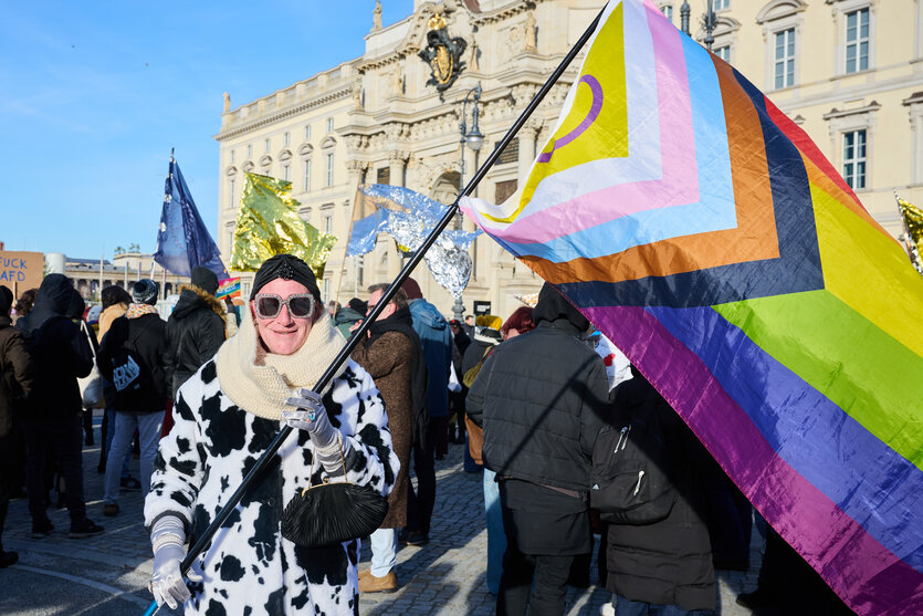 Andreas von Lebensort Vielfalt, ein Wohnprojekt der Schwulenberatung Berlin, nimmt mit einer LGBTQ+-Fahne auf der Demonstration «Berlin steht gegen die AfD – 100 Drag Queens für ein buntes Berlin» auf dem Schlossplatz teil