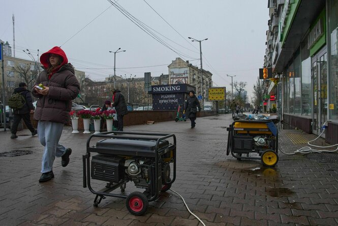 Stromgeneratoren auf dem Bürgersteig vor Geschäften.