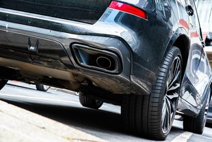 Ein Auto steht auf einem Parkplatz