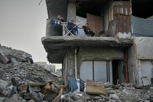 Zwei Mädchen unnd ein Wäscheständer in einer Hausruine
