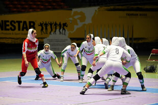 Eine Gruppe Frauen in Sportkleidung in einer Turnhalle