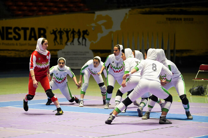 Eine Gruppe Frauen in Sportkleidung in einer Turnhalle