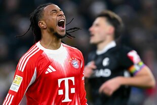 Michael Olise vom FC Bayern sperrt seinen Mund ganz weit auf.