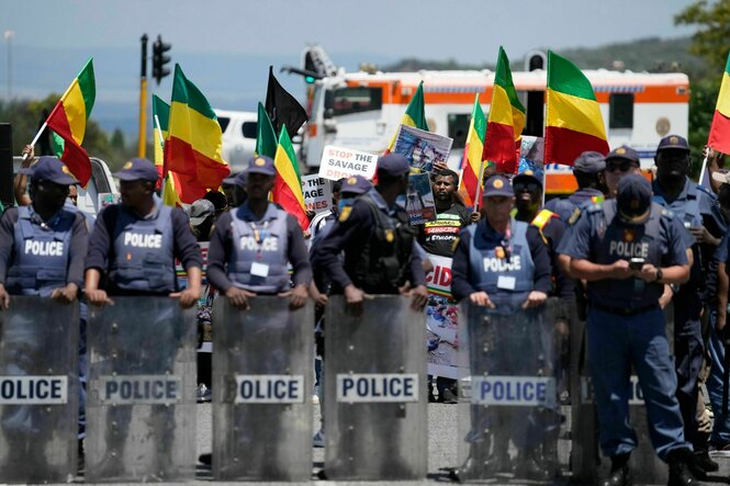 Polizei hält Demonstration von G20-Gipfel fern