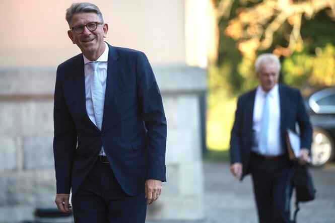 Wolfram Weimer schaut lächelnd in die Kamera