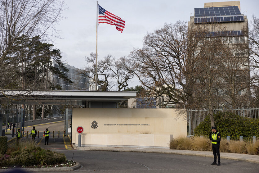 Eine US Flagge am Eingang eines Gebäudes.