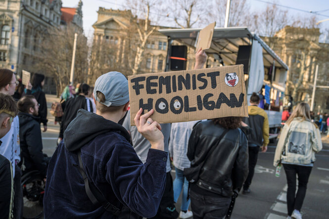 Eine Demo mit dem Schild "Feminist Hooligan"