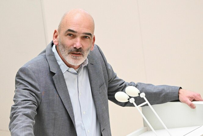 Der BSW-Abgeordnete Christian Dorst am Mikrofon im Brandenburger Landtag