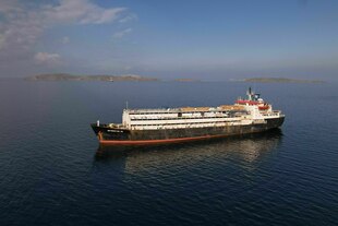 Ein Frachtschiff ankert auf dem Meer
