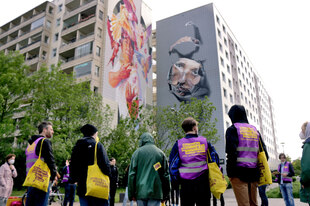 Aktivist*innen vor Plattenbauten