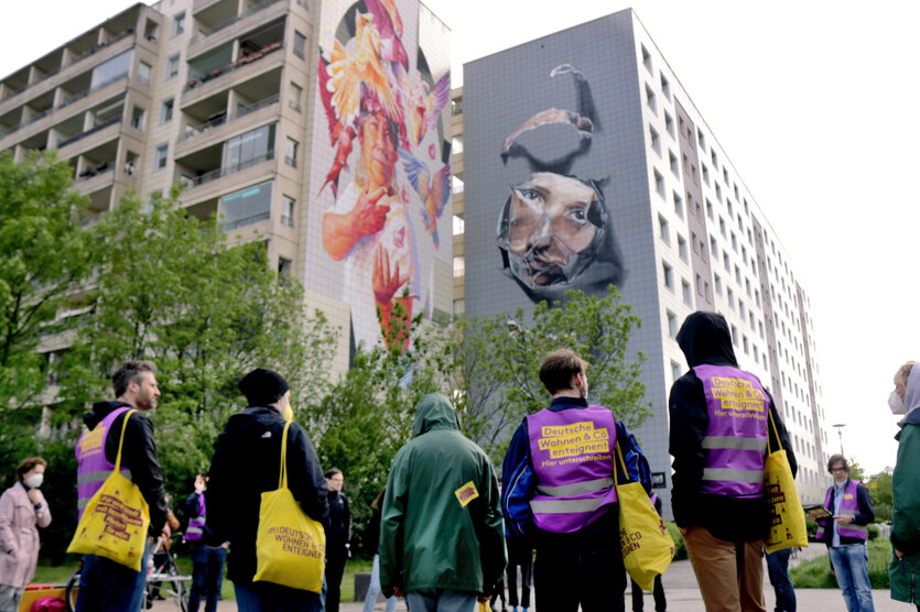 Aktivist*innen vor Plattenbauten