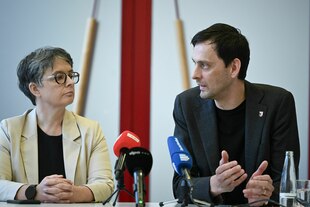 Die ehemaligen SPD-Landesvorsitzenden Nicola Böcker-Giannin und Martin Hikel sprechen auf einer Pressekonferenz über ihren Rücktritt