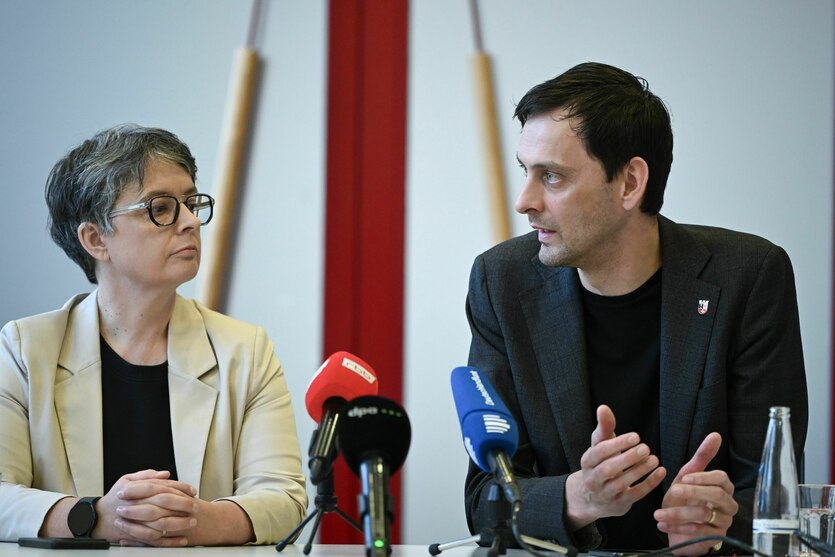 Die ehemaligen SPD-Landesvorsitzenden Nicola Böcker-Giannin und Martin Hikel sprechen auf einer Pressekonferenz über ihren Rücktritt