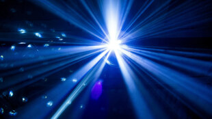 Eine beleuchtete Diskokugel in einem Klub.