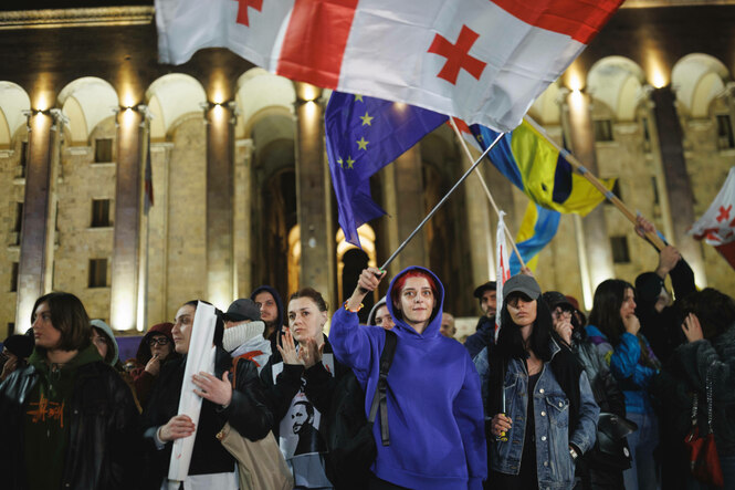 Viele Menschen mit Fahnen bei Protesten.