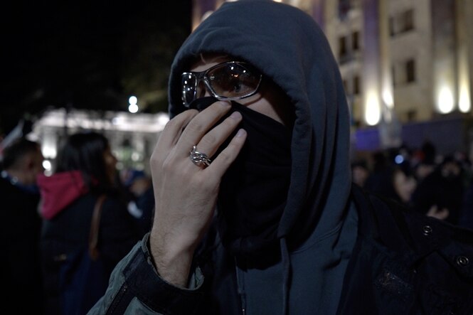 Gleb mit Vermummung auf einer Demonstration.