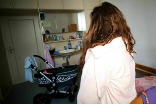 Eine Frau in einem Frauenhaus.