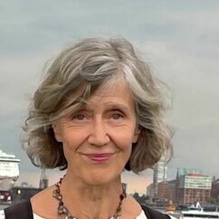 Porträt einer Frau mit grauen Haaren