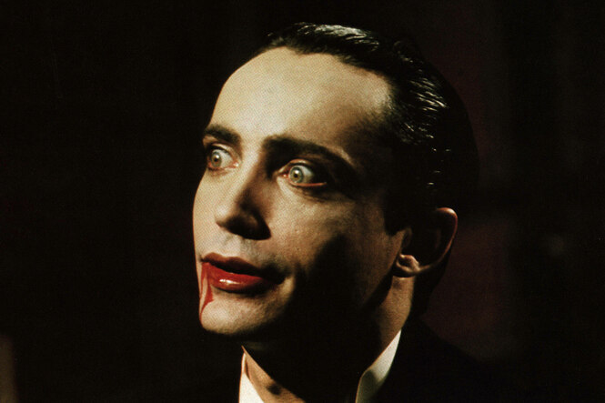 Udo Kier mit Blut an den Lippen