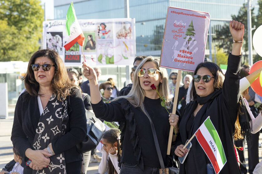 Frauen mit Protest-Plakaten in den Straßen von Teheran