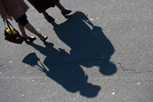 Zwei Frauen gehen spazieren