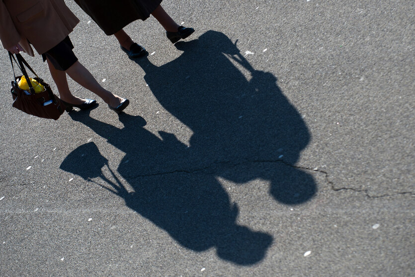 Zwei Frauen gehen spazieren