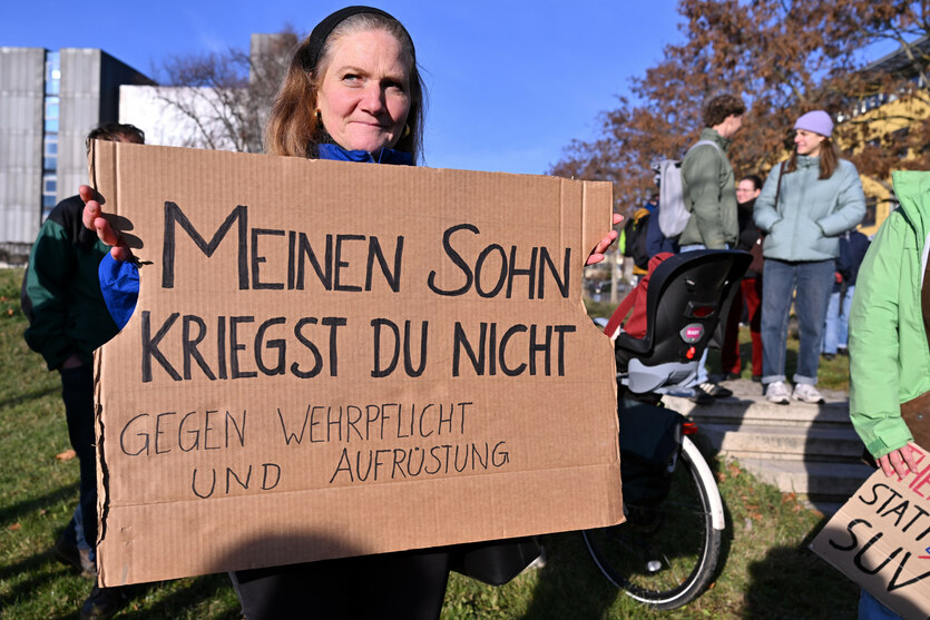 Mutter mit Protestplakat: "Meinen Sohn kriegst Du nicht"
