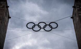 Die Olympischen Ringe sind am Olympiastadion zu sehen.