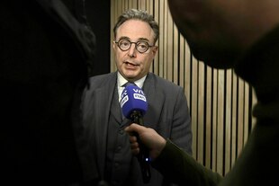 Ein Mann spricht zu Vertretern der Presse