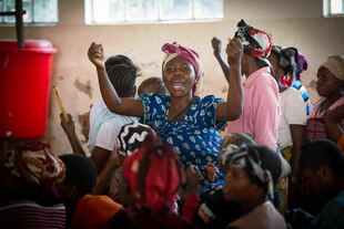 Eine Frau ballt ihre Fäuste