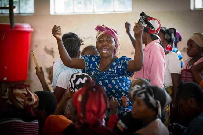 Eine Frau ballt ihre Fäuste