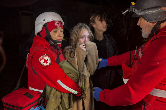 Betroffene und Rettungskräfte nach einem russischen Drohnenangriff.