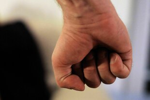 Eine Person ballt eine Faust