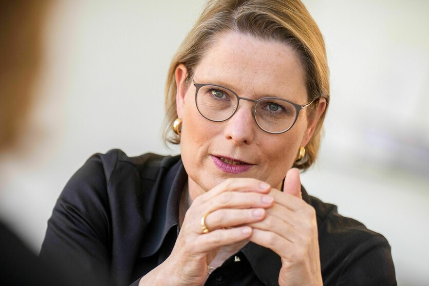 Eine Frau spricht mit ihrem Gegenüber