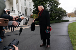 Donald Trump steht vor vielen Mikrofonen von Journalist*innen